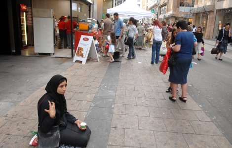 Lecție de viață din partea unei femei fără adăpost către o fetiță. Mama copilei a rămas mută de uimire