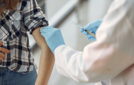 România începe vaccinarea populației cu cea de-a treia doză anti-COVID