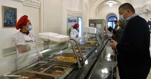 Schimbări la bufet pentru aleși din cauza COVID-19. Diana Șoșoacă: Dacă nu mă vor lăsa, plângeri penale împotriva tuturor