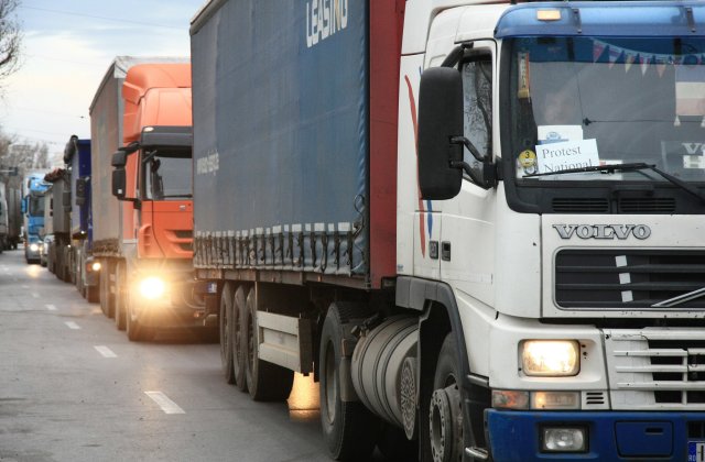 Protest masiv al șoferilor de TIR. Transportatorii amenință că vor bloca drumuri din toată țara