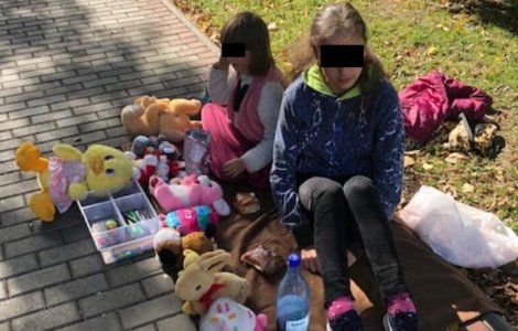 Două fetițe din Roman își vând jucăriile pe stradă pentru a-și ajuta părinții: „Trebuie să plătim facturile. Sunt mari și ne taie curentul”