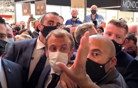 VIDEO Băiatul de 19 ani care a aruncat cu un ou în președintele Franței, internat cu forța într-o instituție psihiatrică