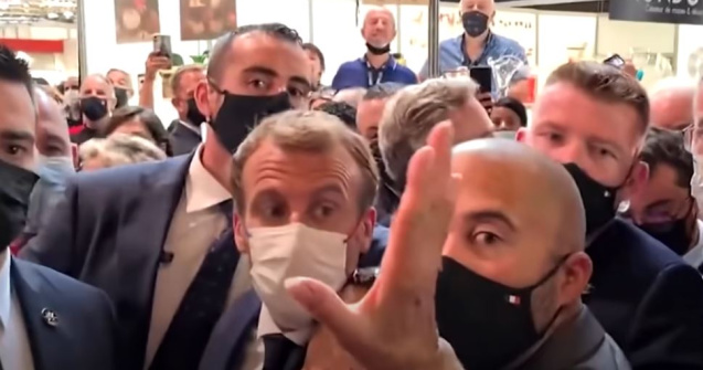 VIDEO Băiatul de 19 ani care a aruncat cu un ou în președintele Franței, internat cu forța într-o instituție psihiatrică