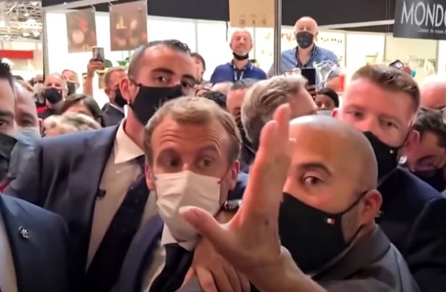 VIDEO Băiatul de 19 ani care a aruncat cu un ou în președintele Franței, internat cu forța într-o instituție psihiatrică