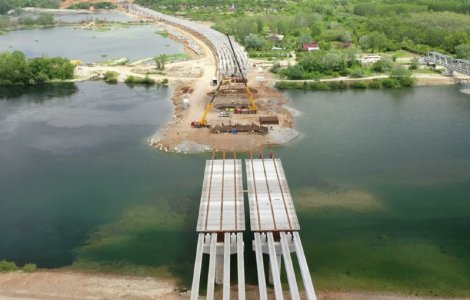 Au fost montate grinzile principale la podul peste Olt de pe tronsonul 2 al Drumului Expres Craiova-Pitești