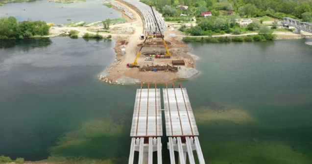 Au fost montate grinzile principale la podul peste Olt de pe tronsonul 2 al Drumului Expres Craiova-Pitești