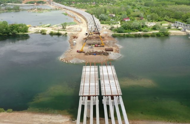 Au fost montate grinzile principale la podul peste Olt de pe tronsonul 2 al Drumului Expres Craiova-Pitești