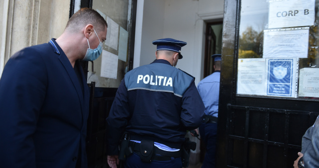 Polițist sechestrat și amenințat cu sabia de rivalul în dragoste. A fost obligat să își ceară iertare în genunchi