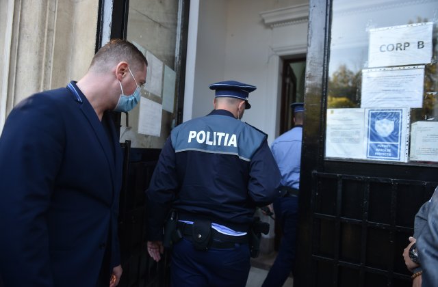 Polițist sechestrat și amenințat cu sabia de rivalul în dragoste. A fost obligat să își ceară iertare în genunchi