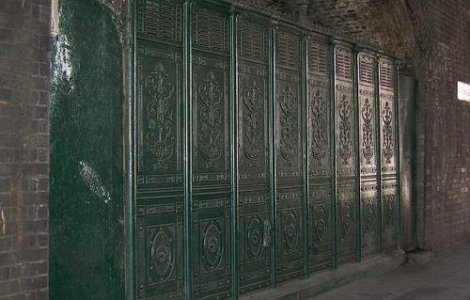 Si-au facut casa dintr-o toaleta publica