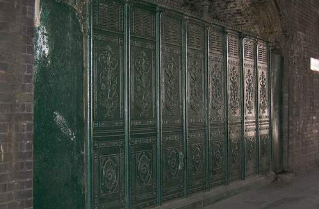 Si-au facut casa dintr-o toaleta publica