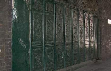 Si-au facut casa dintr-o toaleta publica