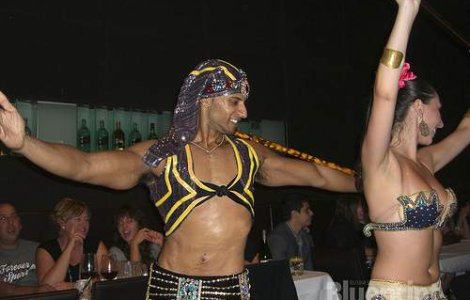  Video  Dans din buric pentru barbati? De ce nu!