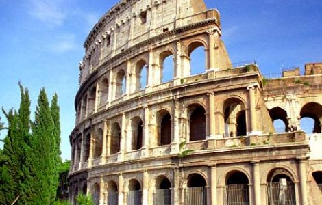 Bucati de mortar au cazut din Coloseum