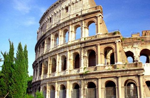 Bucati de mortar au cazut din Coloseum