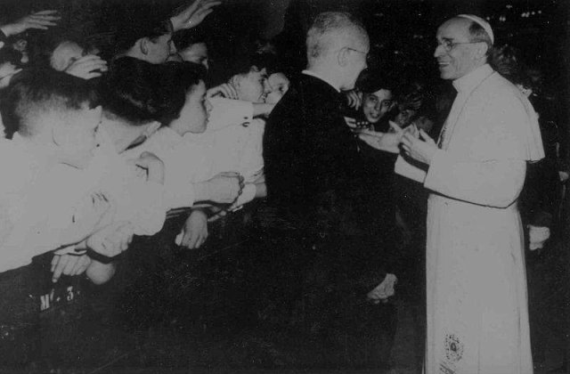 Biserica "a inchis ochii" in fata genocidului lui Hitler