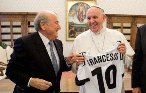 Papa Francisc a primit revista oficiala a FIFA in limba latina