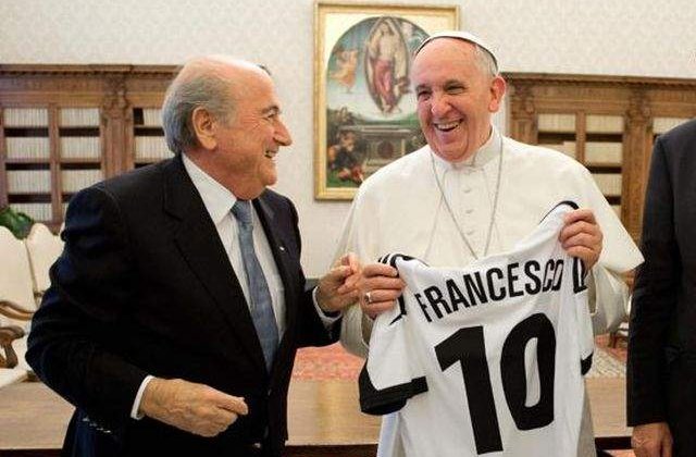 Blatter i-a daruit Papei Francisc revista oficiala a FIFA in limba latina
