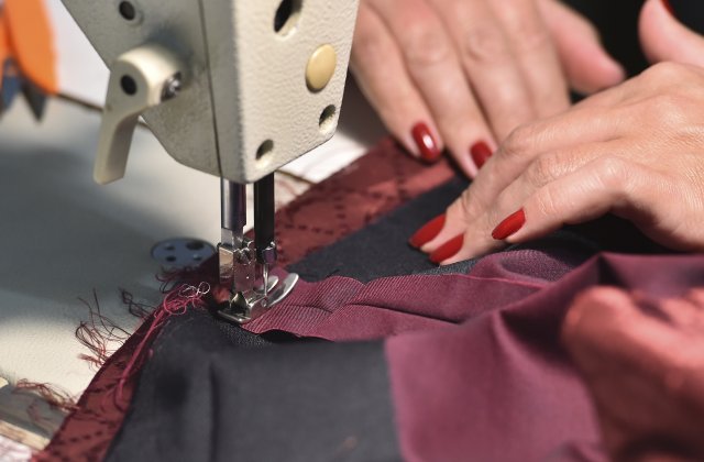 Se scumpesc hainele din bumbac. Motivele pentru care crește prețul materiei prime