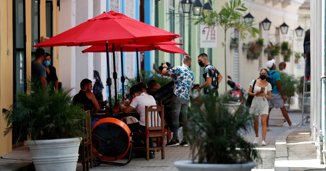 Persoanele cu test negativ nu mai pot intra în restaurante, săli de sport, nunți, botezuri și stadioane în localitățile cu peste 6 la mie/Școlile nu se mai închid la peste 6 la mie