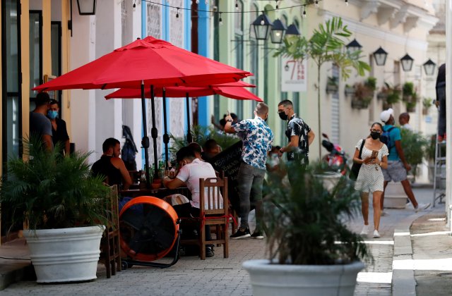 Persoanele cu test negativ nu mai pot intra în restaurante, săli de sport, nunți, botezuri și stadioane în localitățile cu peste 6 la mie/Școlile nu se mai închid la peste 6 la mie