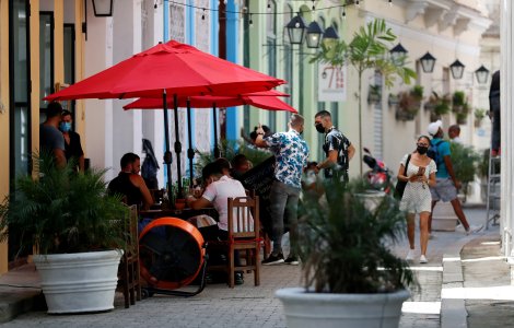 Persoanele cu test negativ nu mai pot intra în restaurante, săli de sport, nunți, botezuri și stadioane în localitățile cu peste 6 la mie/Școlile nu se mai închid la peste 6 la mie