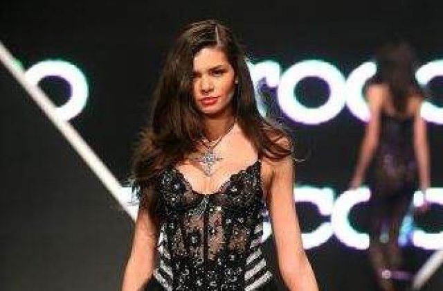 Moni isi inchiriaza parul cu 20.000 de euro