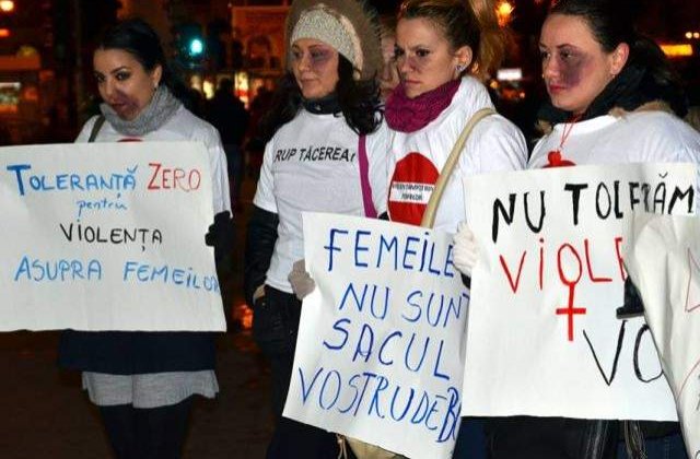 Bucuresti: Lant uman de Ziua pentru Eliminarea Violentei asupra Femeilor