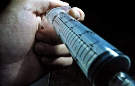 Grecii isi injecteaza virusul HIV pentru a primi ajutor financiar