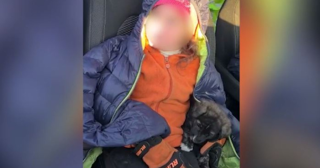 Fetiță de 9 ani din Dolj, găsită după o noapte, în hipotermie, cu un cățeluș lângă ea. „Nu o certați, lăsați-o!”