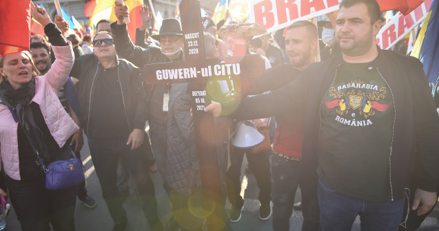 Organizatorii protestului anti-mască au primit 42 de sancțiuni în valoare de 48.400 lei