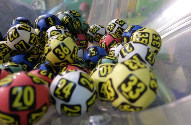 Cine sunt primii câștigători la Loteria Vaccinării în urma extragerii de duminică