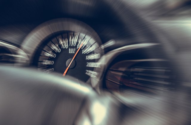 Un t&acirc;năr de 19 ani a condus cu o viteză de&nbsp;227&nbsp;de km/h pe un drum din Olt