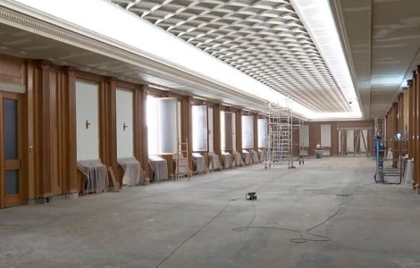 Sunt gropi în Parlament, la propriu. Aleșii fac slalom printre găuri pe holuri