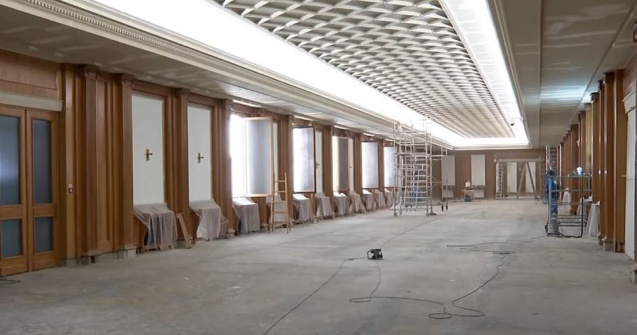 Sunt gropi în Parlament, la propriu. Aleșii fac slalom printre găuri pe holuri