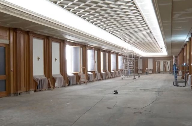 Sunt gropi &icirc;n Parlament, la propriu. Aleșii fac slalom printre găuri pe holuri