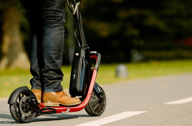 OFICIAL: Noi reguli de circulație pentru trotinete electrice și numere de înmatriculare verzi pentru mașinile electrice