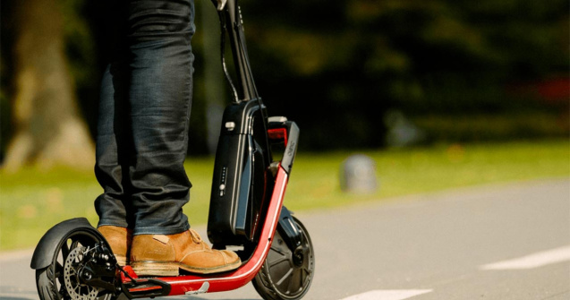 OFICIAL: Noi reguli de circulație pentru trotinete electrice și numere de înmatriculare verzi pentru mașinile electrice