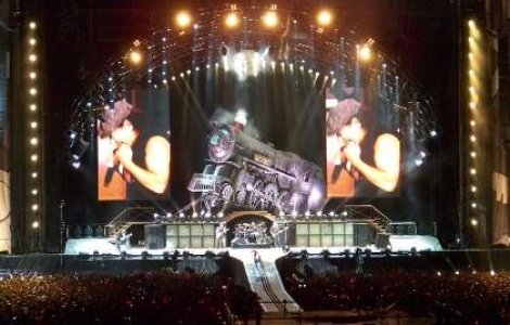 Cat castiga Camera Deputatilor din concertul AC/DC?