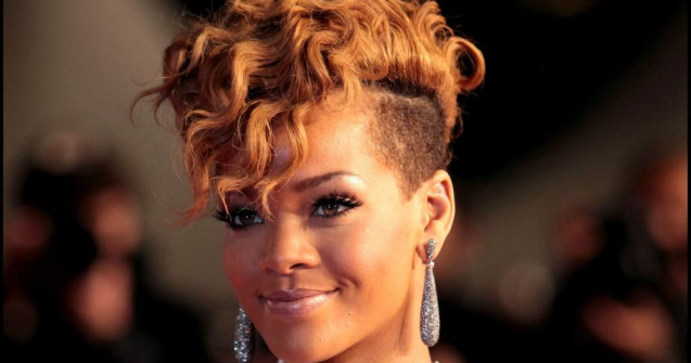  Video  Rihanna a cazut, din nou, pe scena