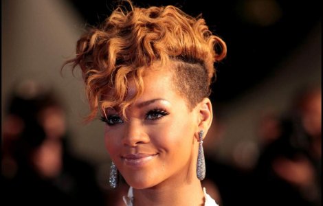  Video  Rihanna a cazut, din nou, pe scena