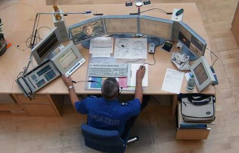 Socant: Angajatii unui call center din Italia erau biciuiti