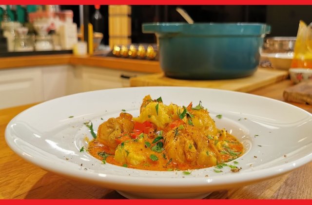 Rețetă tradițională de papricaș de pui. În 40 de minute îi poți chema pe cei dragi la masă