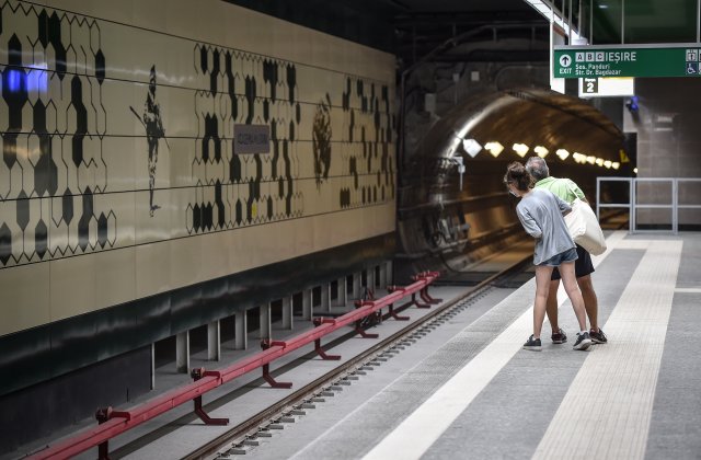 Posibilă tentativă de suicid la metrou. Circulația trenurilor, îngreunată