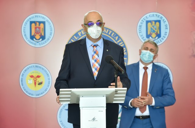 Paradox &icirc;n restaurante. Certificatele verzi ale clienților, verificate de angajați nevaccinați. Soluția dată de Raed Arafat