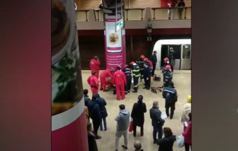 Filmul tentativei de suicid de la metrou. În ce stare e victima și de ce s-a aruncat în fața trenului