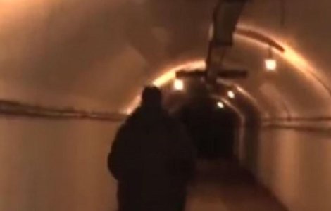 Locație secretă descoperită lângă Castelul Corvinilor. Adăpostul este săpat în stâncă, într-un deal abrupt