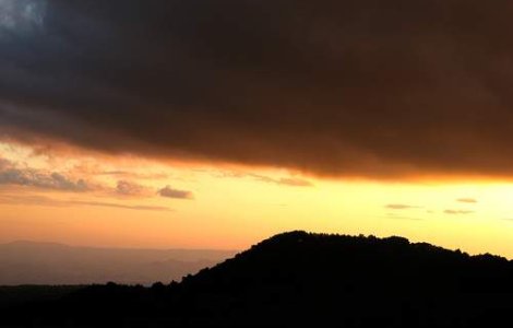 Aeroporturi din Irlanda si M. Britanie, inchise de norul de cenusa