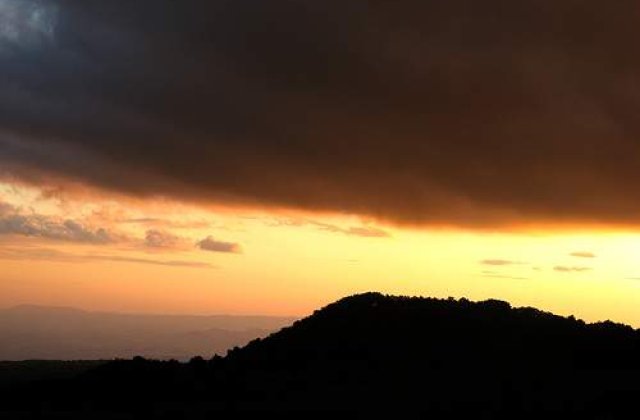 Aeroporturi din Irlanda si M. Britanie, inchise de norul de cenusa