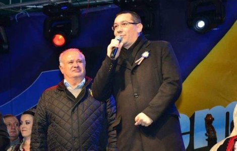 Ponta, aplaudat si huiduit la aprinderea luminilor de sarbatori de la Targu Jiu